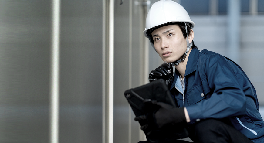 アシマ設備の社員が現場で作業している様子